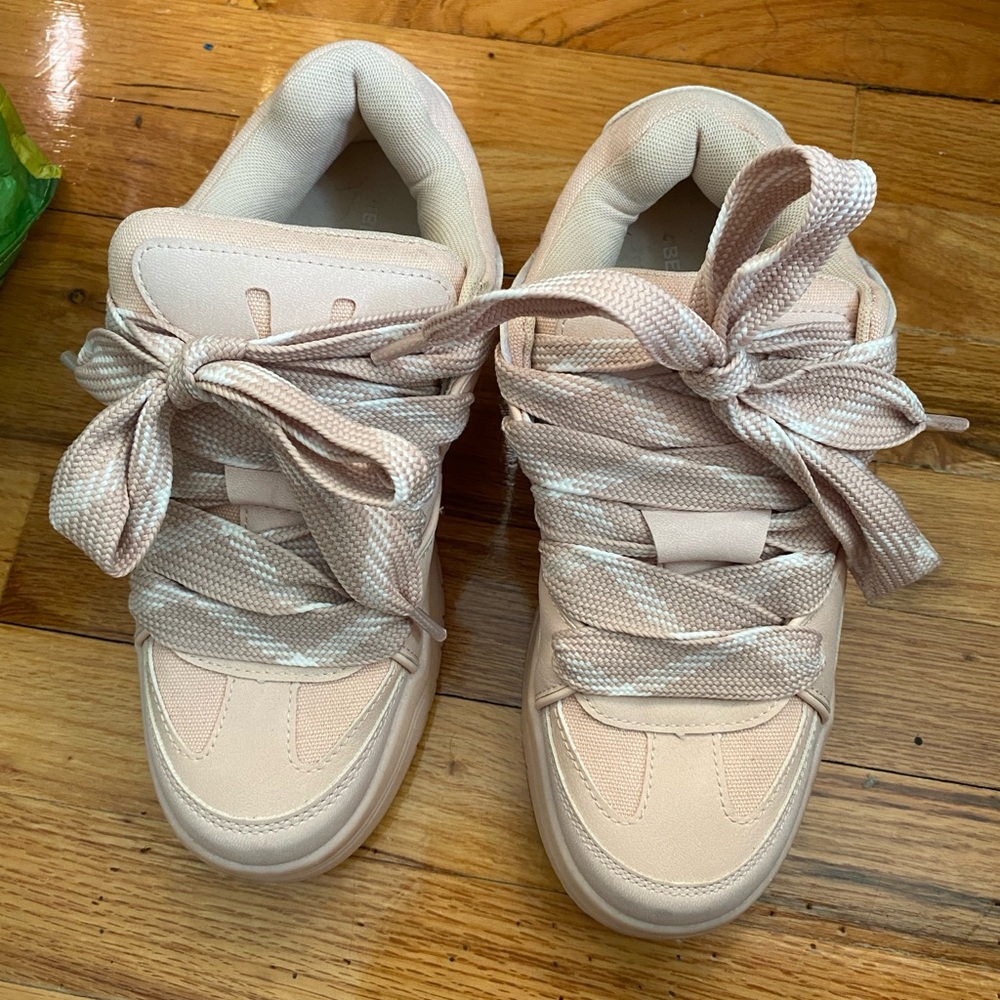 Ladies Low-Top Casual Sneakers in Light Pink